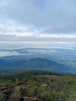 vista da paisagem urbana de java oeste do topo do monte ciremai 3078 masl foto