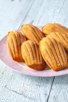 madeleines - pequenos bolos de esponja franceses foto