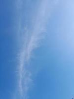 fundo natural. céu azul com fundo de nuvens fofas foto