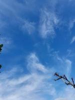 fundo natural. céu azul com fundo de nuvens fofas foto