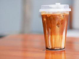 bebida de café com açúcar mascavo fresco em um copo de plástico transparente foto