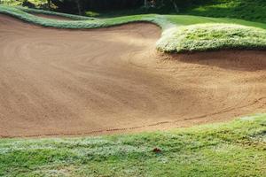 fundos de campo de golfe de bunker de areia, a caixa de areia no fairway do campo de golfe é usada como um obstáculo para os atletas competirem foto