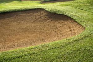 fundos de campo de golfe de bunker de areia, a caixa de areia no fairway do campo de golfe é usada como um obstáculo para os atletas competirem foto