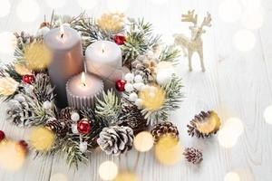 grinalda do advento decorada com ramos de abeto e sempre-verdes com velas acesas, tradição na época antes do natal. foto
