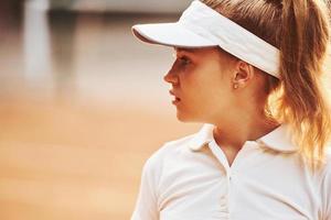 retrato de mulher em roupas esportivas de tênis ao ar livre foto