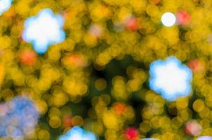 foco desfocado de luzes coloridas de bokeh da árvore de natal para o conceito abstrato e de textura. foto