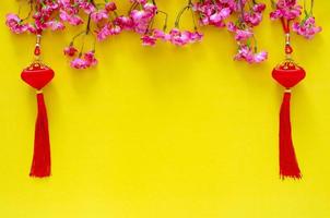 pingente de suspensão para enfeite de ano novo chinês com flores chinesas em fundo amarelo. foto