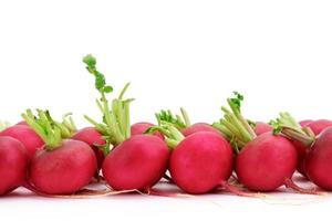 rabanete vermelho ou roxo, mistura de salada orgânica saudável comida natural isolada no fundo branco foto