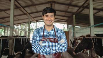 agricultores sorridentes e felizes na fazenda de gado leiteiro. indústria agrícola, agricultura e conceito de pecuária, vaca na fazenda de gado leiteiro comendo feno. foto