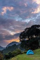 paisagem montanhosa e tenda céu noturno dramático foto