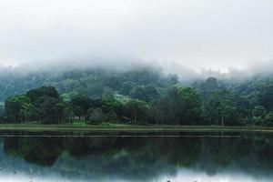 paisagem do reservatório em rayong tailândia foto