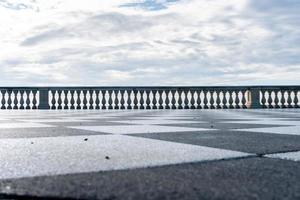 livorno, itália, 27 de novembro de 2022, terraço mascagni, um esplêndido terraço belvedere com superfície pavimentada quadriculada, livorno, toscana, itália durante um dia ensolarado. foto