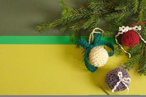 feito à mão. bolas de malha para árvore de natal, brinquedos de natal de crochê foto