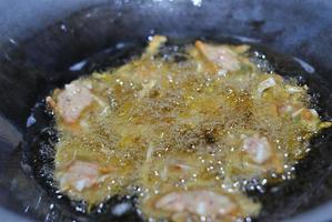 closeup de fritar bakwan em uma frigideira. lanches tradicionais típicos do povo indonésio asiático. foto