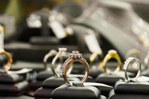 anéis de diamante de joias mostram em vitrine de loja de varejo de luxo