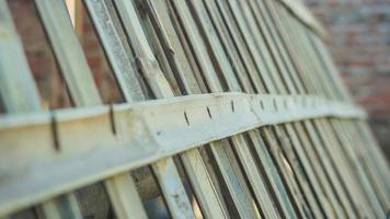 um bambu é arranjado e pregado para ser usado como cerca foto