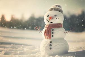 boneco de neve em pé na paisagem de natal de inverno. fundo de neve com espaço livre para texto foto