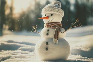 boneco de neve em pé na paisagem de natal de inverno. fundo de neve com espaço livre para texto foto