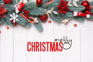cartão de feliz natal com composição feita de pinheiro, estrelas e vista superior de decorações festivas foto