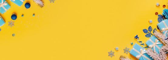 fundo de banner de feliz natal com pinheiro, presentes e vista superior de decorações festivas. postura plana de natal. copie o espaço foto