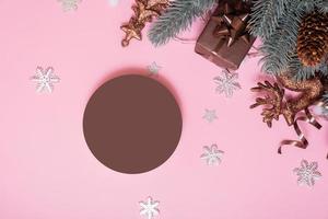 pódio ou pedestal em branco para produtos de beleza para a pele e vista superior de decorações de natal em fundo rosa foto