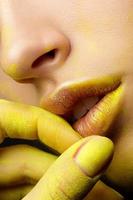 close-up vista dos lábios femininos com maquiagem de moda