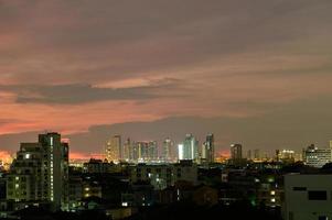 cidade, residência, residência, o negócio, comércio, escritório à noite foto