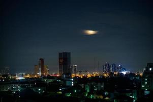 cidade, alojamento, residência, o negócio, comércio, escritório à noite foto