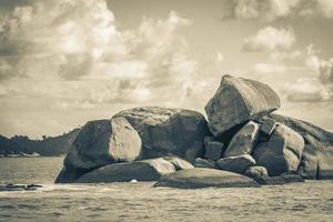 incríveis formações rochosas pedregulhos ilha grande santo antonio praia brasil. foto