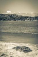 rochas ondas praia lopes praia mendes ilha grande island brasil. foto