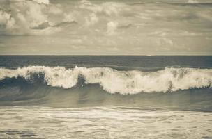 ondas fortes praia lopes mendes praia ilha grande island brasil. foto