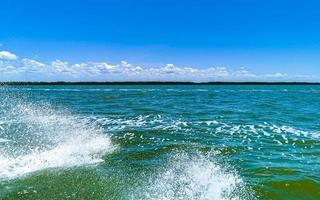 passeio de barco balsa de lancha rápida de chiquila para holbox méxico. foto