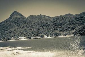 passeio de barco praia do abraao pico do papagaio. ilha grande, brasil. foto