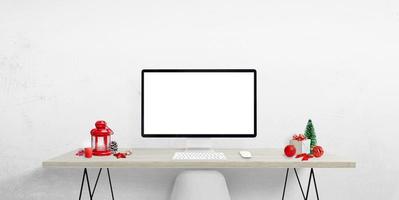 tela de computador em branco na mesa de trabalho cercada por decorações de natal. tela isolada para texto de saudação de natal, página da web ou apresentação do produto foto