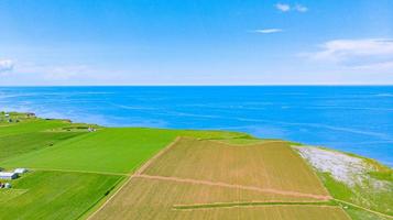 terra agrícola cercada pelo oceano, ilha do príncipe edward, canadá foto