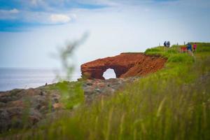 rocha do buraco do trovão vista à distância na ilha do príncipe edward, canadá foto