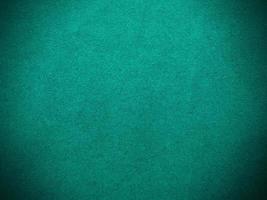 textura de tecido de veludo verde escuro usado como plano de fundo. fundo de tecido verde vazio de material têxtil macio e liso. há espaço para o texto.. foto