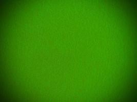 sentiu a textura de fundo de material têxtil áspero verde macio close-up, mesa de pôquer, bola de tênis, toalha de mesa. fundo de tecido verde vazio. foto