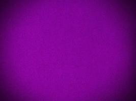 textura de tecido de veludo roxo usada como plano de fundo. fundo de tecido roxo vazio de material têxtil macio e liso. há espaço para o texto. foto