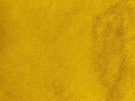 textura de tecido de veludo amarelo usada como plano de fundo. fundo de tecido amarelo vazio de material têxtil macio e liso. há espaço para o texto. foto