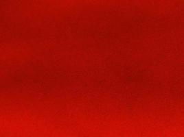 textura de tecido de veludo vermelho usada como plano de fundo. fundo de tecido vermelho vazio de material têxtil macio e liso. há espaço para o texto. foto