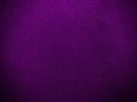 textura de tecido de veludo roxo escuro usada como plano de fundo. fundo de tecido roxo vazio de material têxtil macio e liso. há espaço para o texto. foto