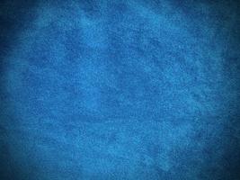 textura de tecido de veludo azul claro usada como plano de fundo. fundo de tecido azul claro vazio de material têxtil macio e liso. há espaço para texto... foto