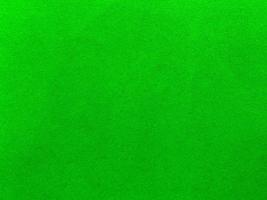 textura de tecido de veludo verde usada como plano de fundo. fundo de tecido verde vazio de material têxtil macio e liso. há espaço para o texto. foto