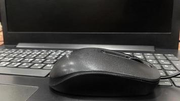 computador notebook com mouse no conceito de mídia, ferramentas de tecnologia, inovação foto