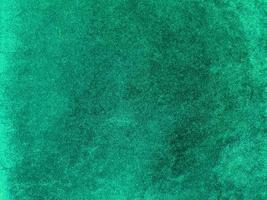 textura de tecido de veludo verde escuro usado como plano de fundo. fundo de tecido verde vazio de material têxtil macio e liso. há espaço para texto... foto