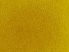 sentiu a textura de fundo de material têxtil áspero amarelo macio close-up, mesa de pôquer, bola de tênis, toalha de mesa. fundo de tecido amarelo vazio. foto