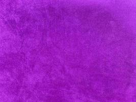 textura de tecido de veludo roxo usado como pano de fundo. fundo de tecido roxo vazio de material têxtil macio e suave. tem espaço para texto.. foto