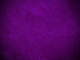 textura de tecido de veludo roxo usada como plano de fundo. fundo de tecido roxo vazio de material têxtil macio e liso. há espaço para o texto. foto