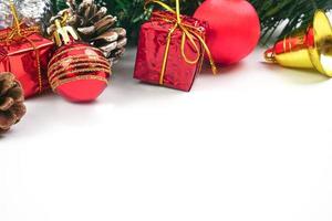 ano novo ou natal de decorações vermelhas sobre fundo branco. conceito de festival, temporada e cartão de felicitações. foto